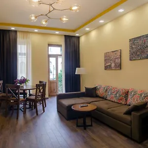 Home@97 On Aghmashenebeli Avenue Апартаменты Тбилиси